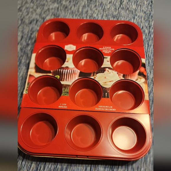 Red color muffin tin - Picture 1 of 4